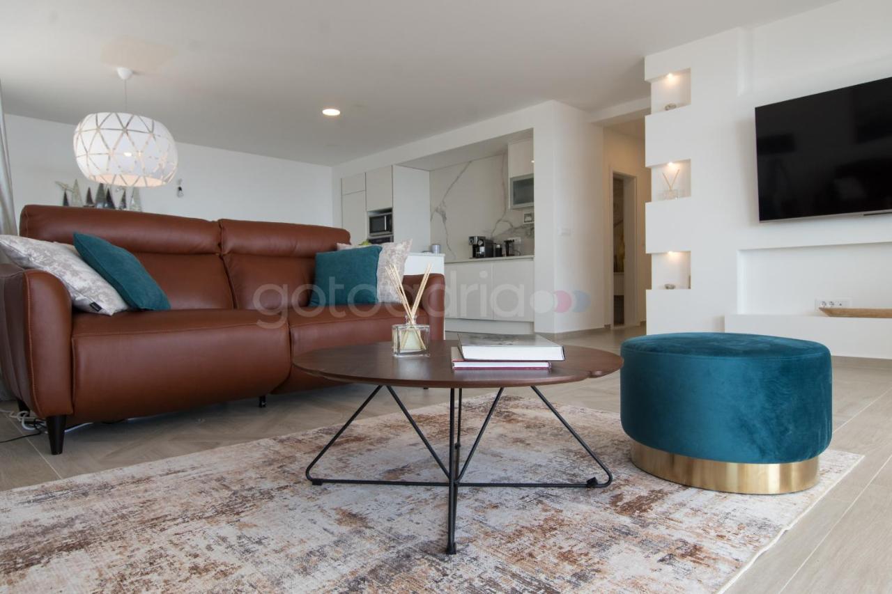 Villa Smaragd - Opal - Luxury Apt With Shared Pool And Private Hot Tub Makarska Ngoại thất bức ảnh