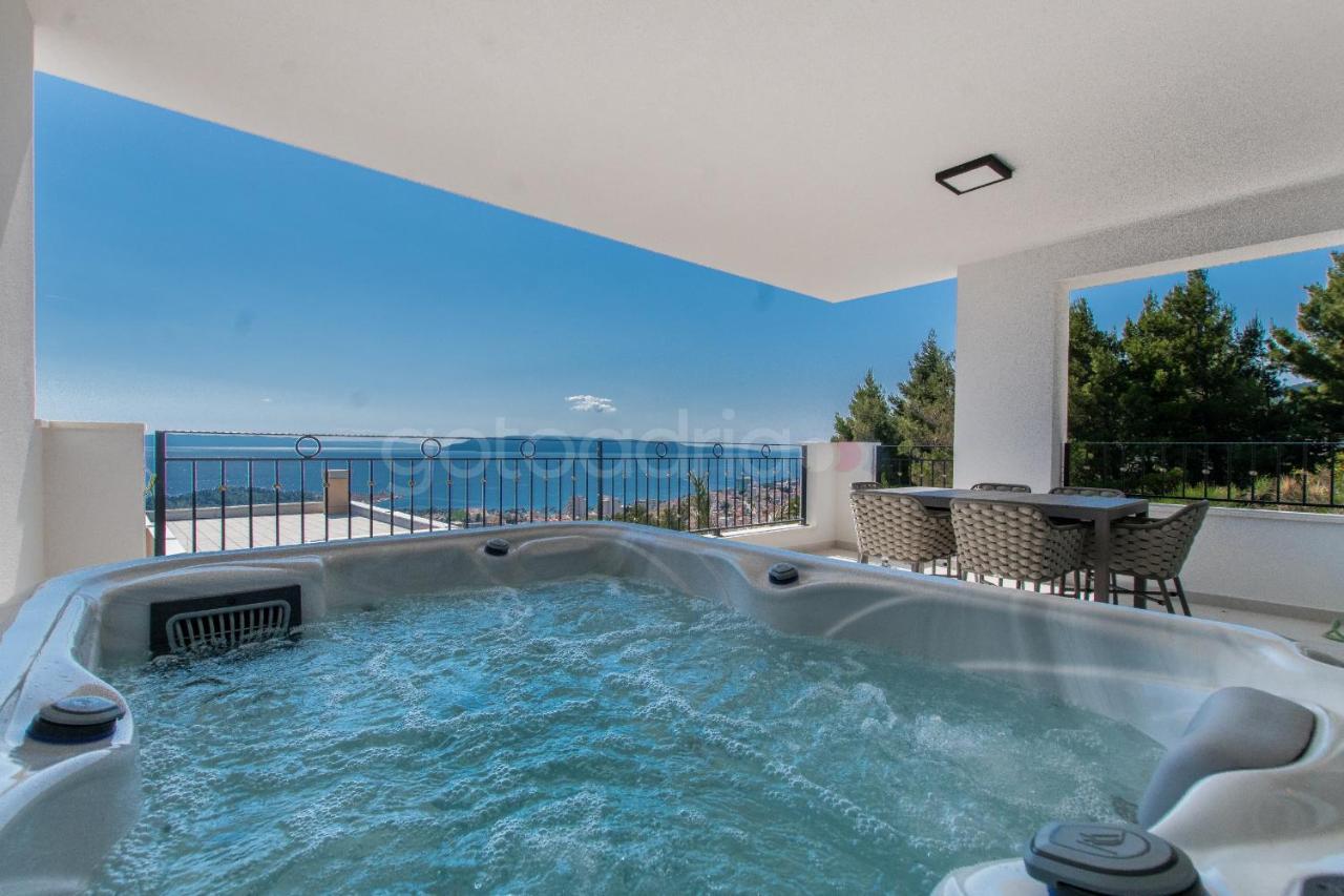 Villa Smaragd - Opal - Luxury Apt With Shared Pool And Private Hot Tub Makarska Ngoại thất bức ảnh