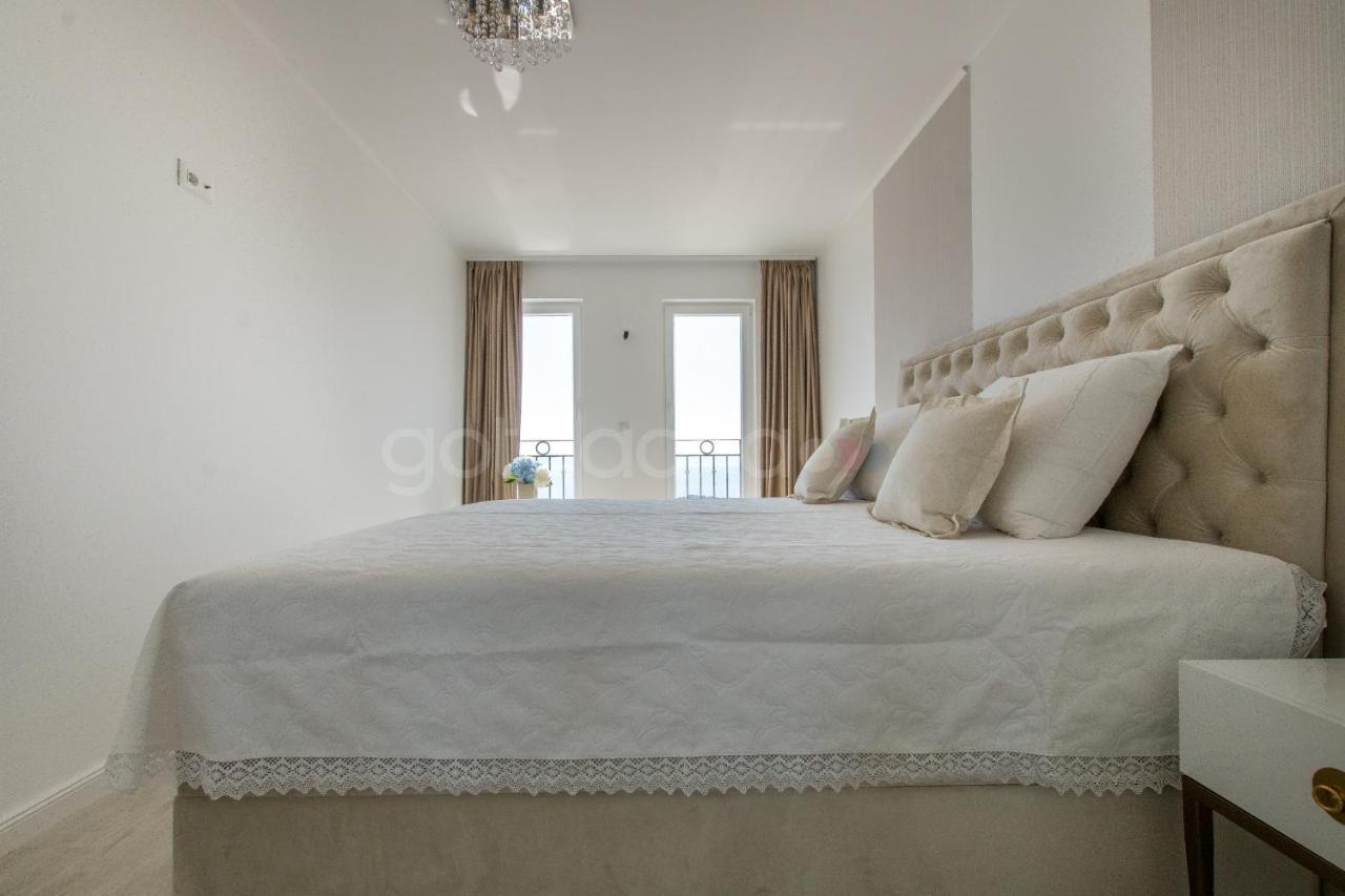 Villa Smaragd - Opal - Luxury Apt With Shared Pool And Private Hot Tub Makarska Ngoại thất bức ảnh