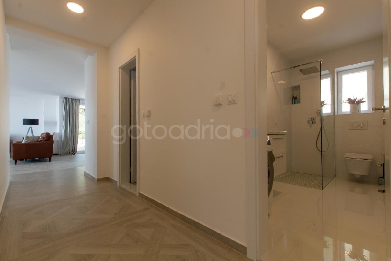 Villa Smaragd - Opal - Luxury Apt With Shared Pool And Private Hot Tub Makarska Ngoại thất bức ảnh
