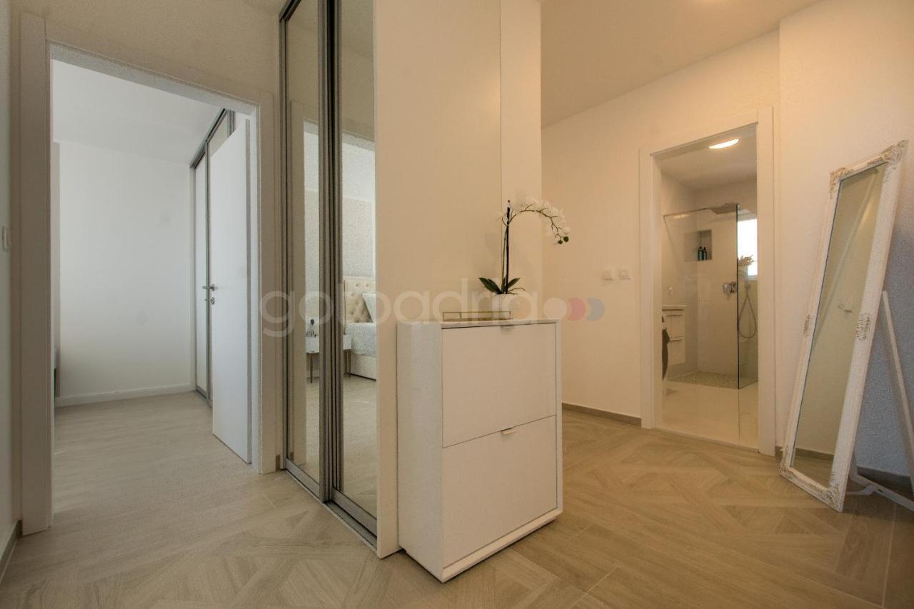 Villa Smaragd - Opal - Luxury Apt With Shared Pool And Private Hot Tub Makarska Ngoại thất bức ảnh