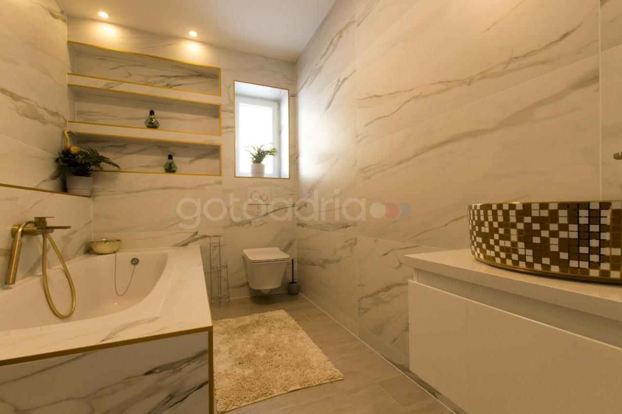 Villa Smaragd - Opal - Luxury Apt With Shared Pool And Private Hot Tub Makarska Ngoại thất bức ảnh