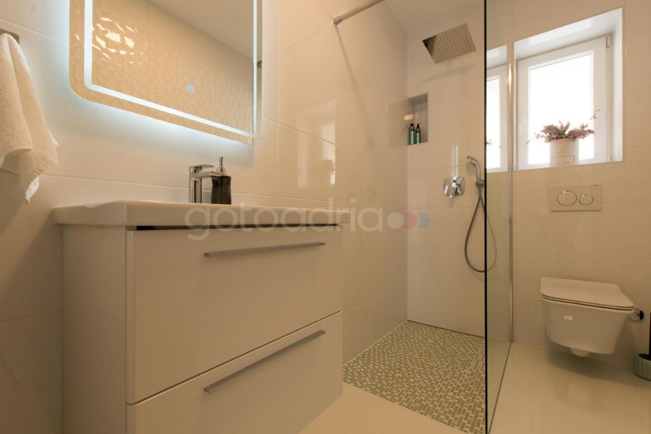 Villa Smaragd - Opal - Luxury Apt With Shared Pool And Private Hot Tub Makarska Ngoại thất bức ảnh