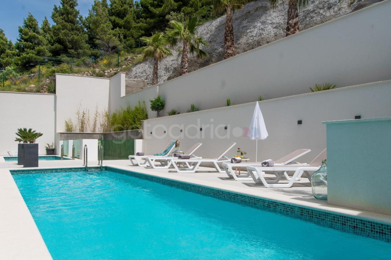 Villa Smaragd - Opal - Luxury Apt With Shared Pool And Private Hot Tub Makarska Ngoại thất bức ảnh