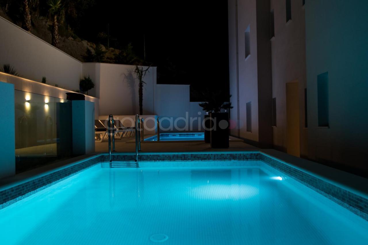 Villa Smaragd - Opal - Luxury Apt With Shared Pool And Private Hot Tub Makarska Ngoại thất bức ảnh