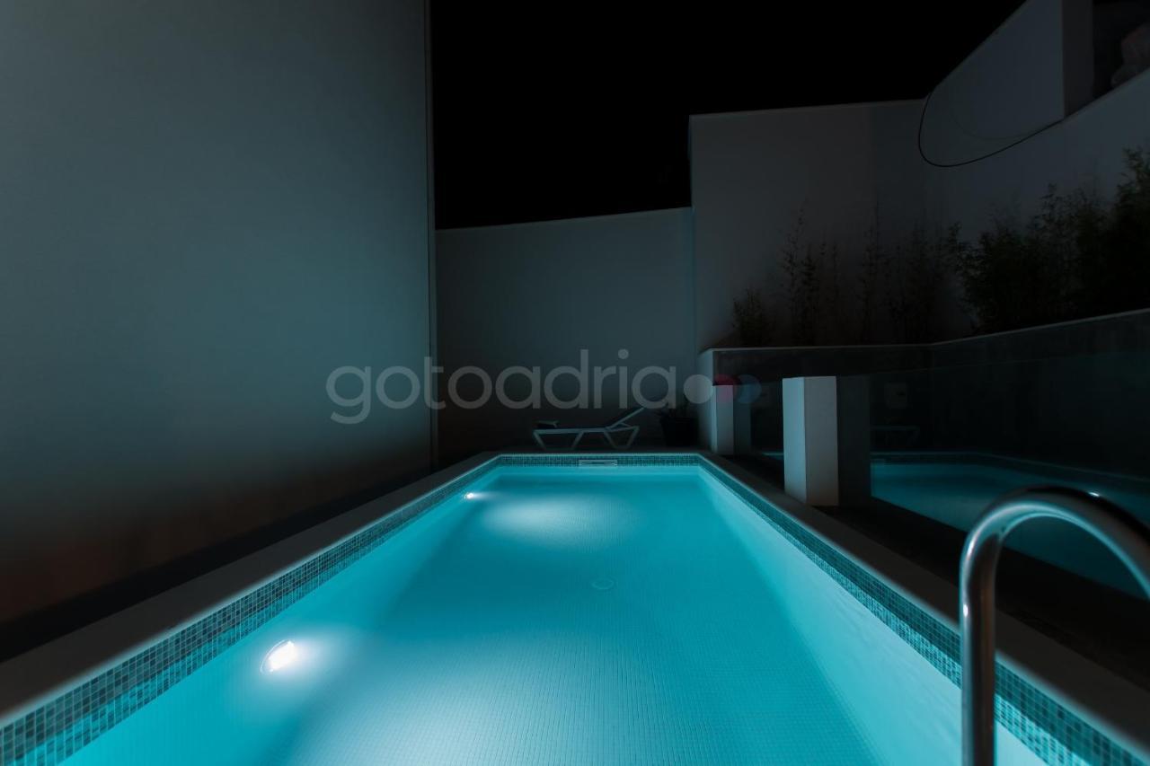 Villa Smaragd - Opal - Luxury Apt With Shared Pool And Private Hot Tub Makarska Ngoại thất bức ảnh